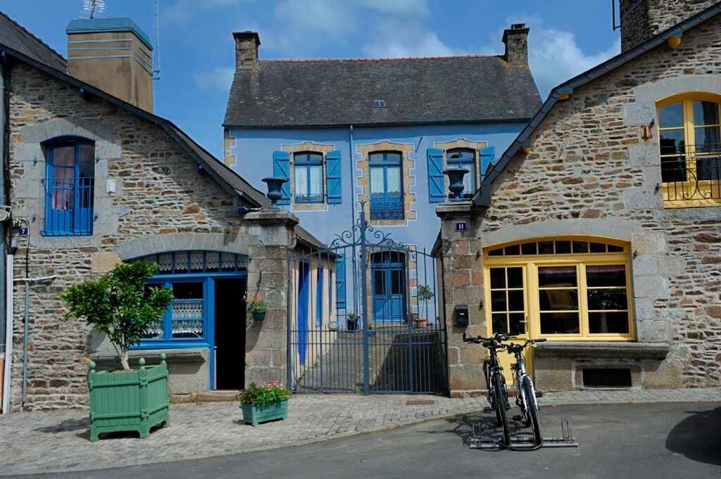 La Petite Maison Bleue Les Portes du Coglais Extérieur photo